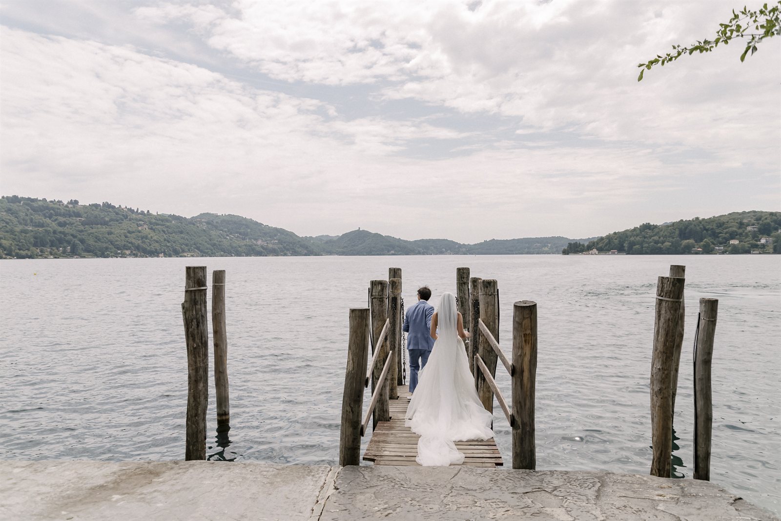 Gli sposi sul pontile di Orta San Giulio, matrimonio sul Lago d'Orta