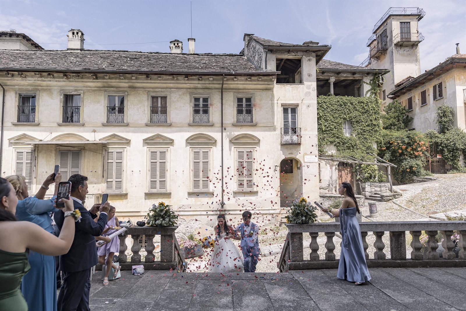 The palazzo's facade with its balustrade and the guests