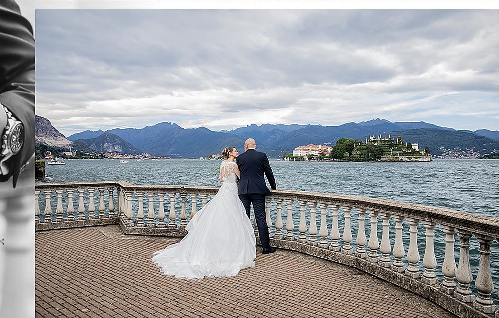 Gli sposi di spalle sulla balaustra davanti all'Isola Bella