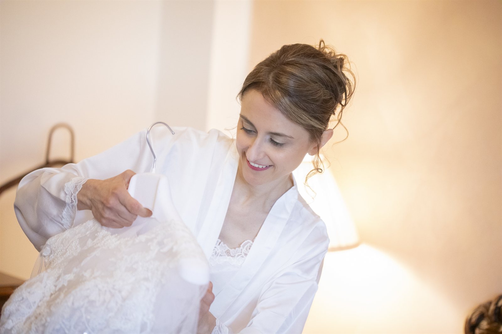 La sposa in vestaglia, prima di indossare l'abito La sposa in vestaglia, prima di indossare l'abito