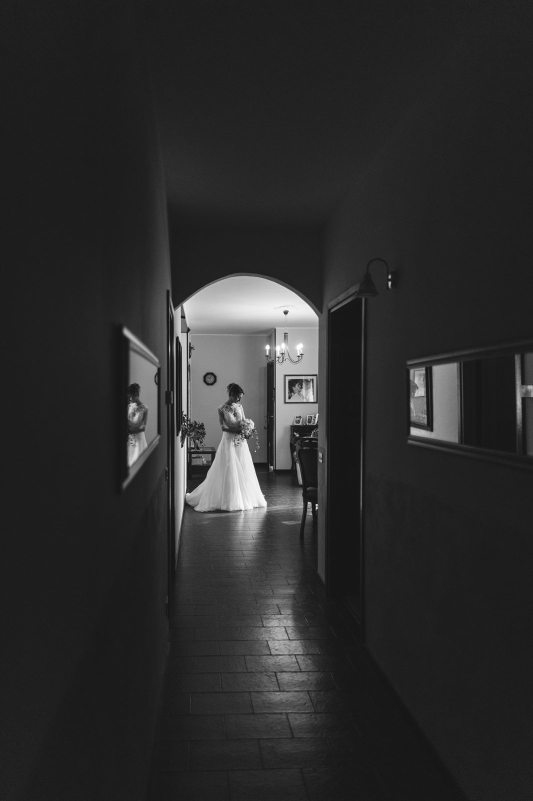 Il corridoio in penombra, la sposa in fondo, bianco e nero Il corridoio in penombra, la sposa in fondo, bianco e nero