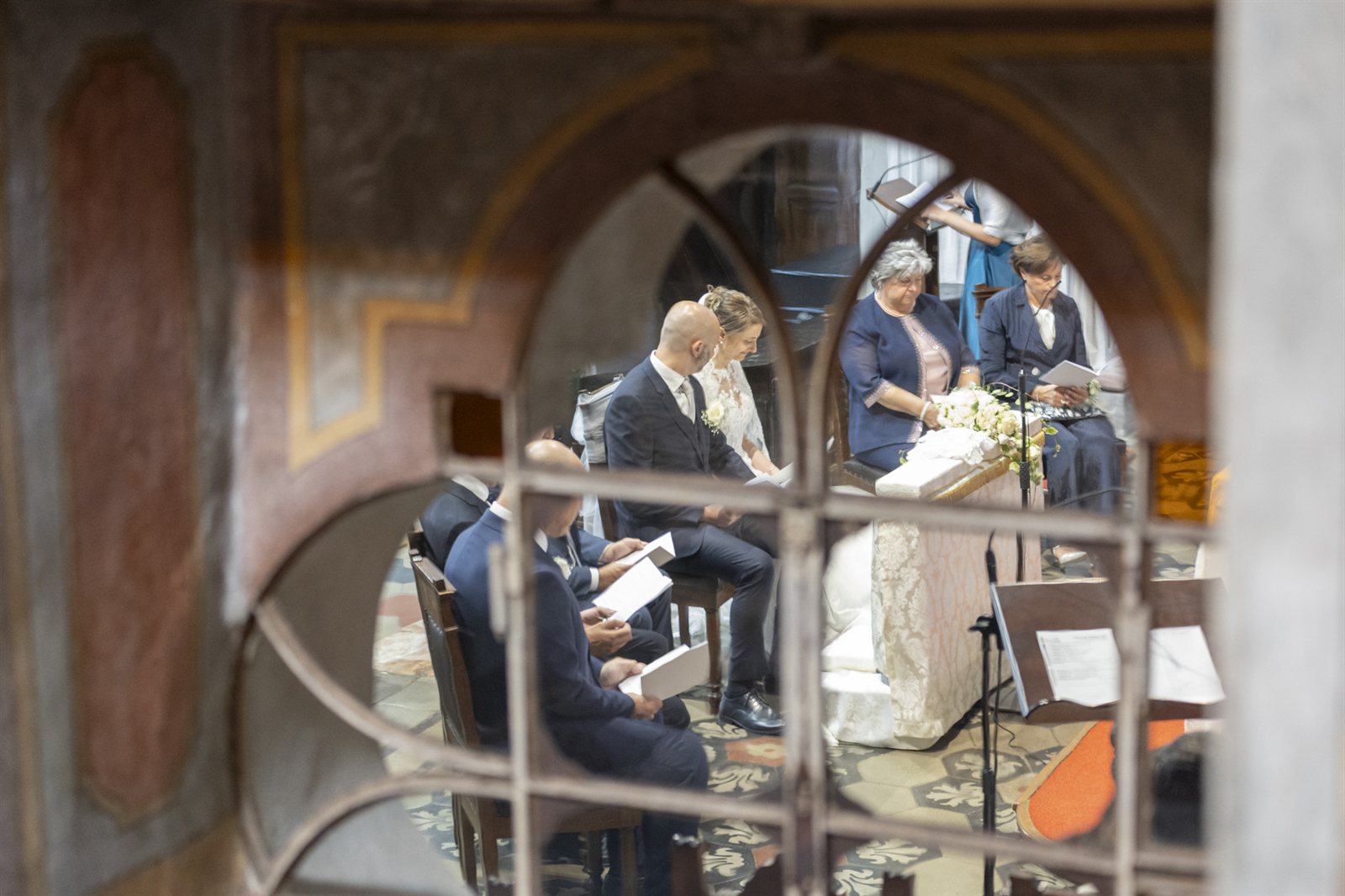 La navata della chiesa durante la cerimonia La navata della chiesa durante la cerimonia