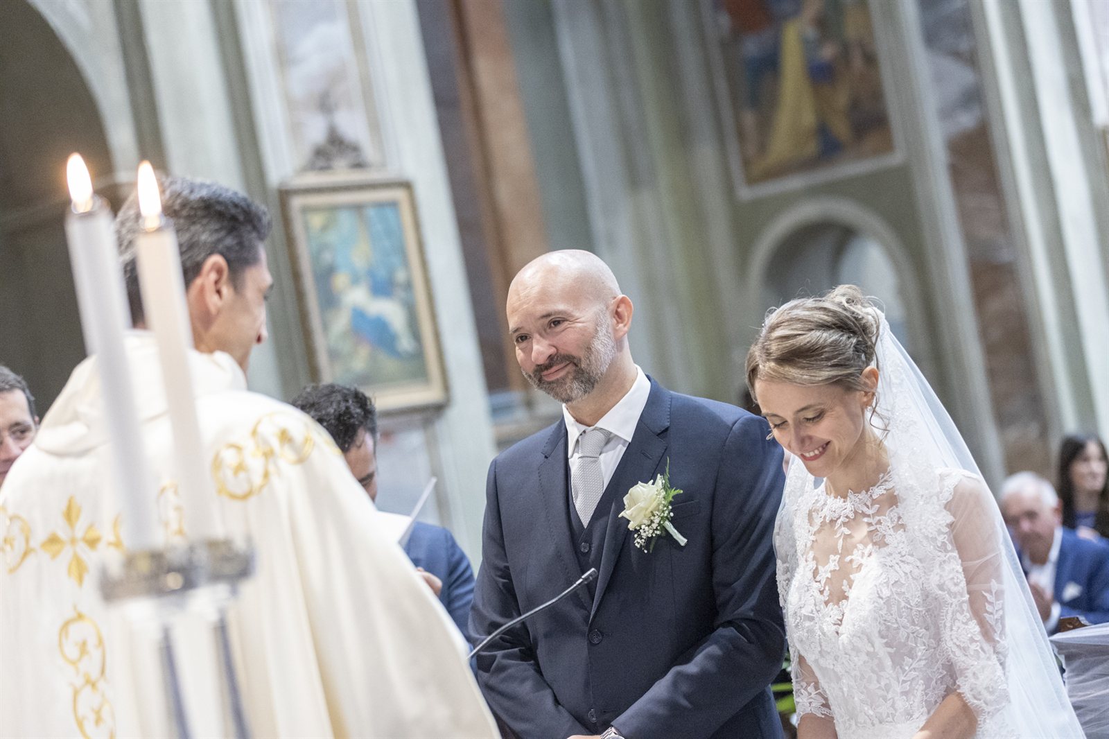 Gli sposi all'altare accanto alle candele Gli sposi all'altare accanto alle candele