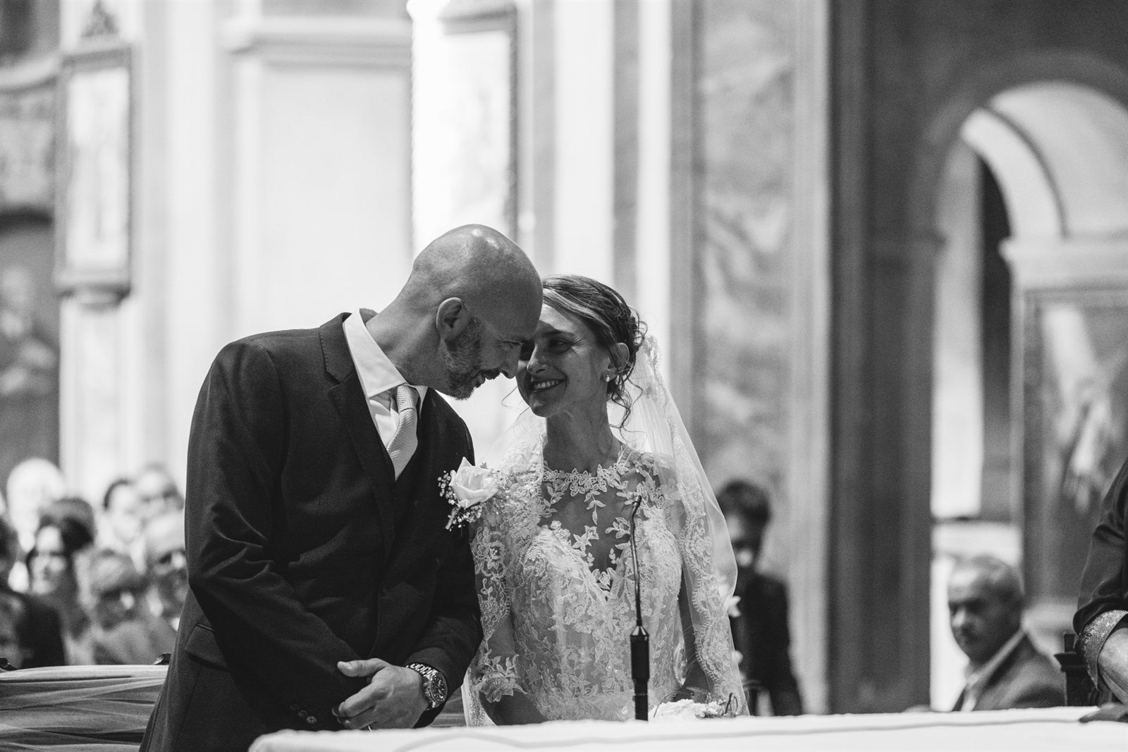 Il bacio all'altare, bianco e nero Il bacio all'altare, bianco e nero