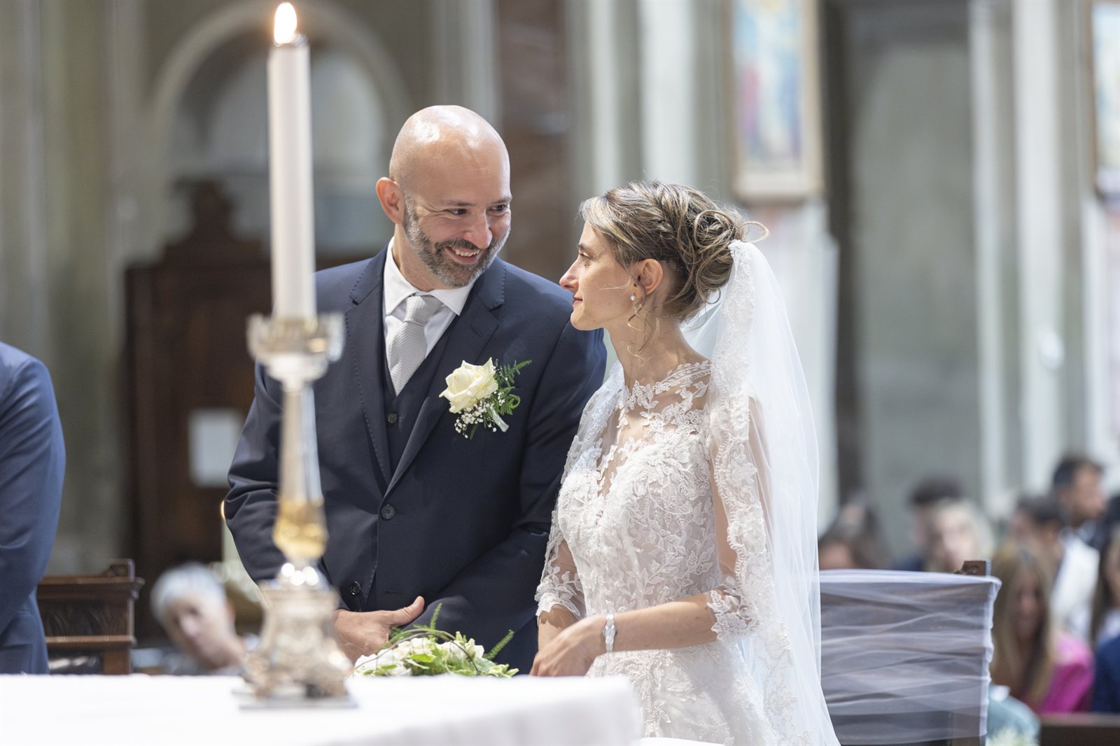 Gli sposi all'altare, con la candela accesa Gli sposi all'altare, con la candela accesa