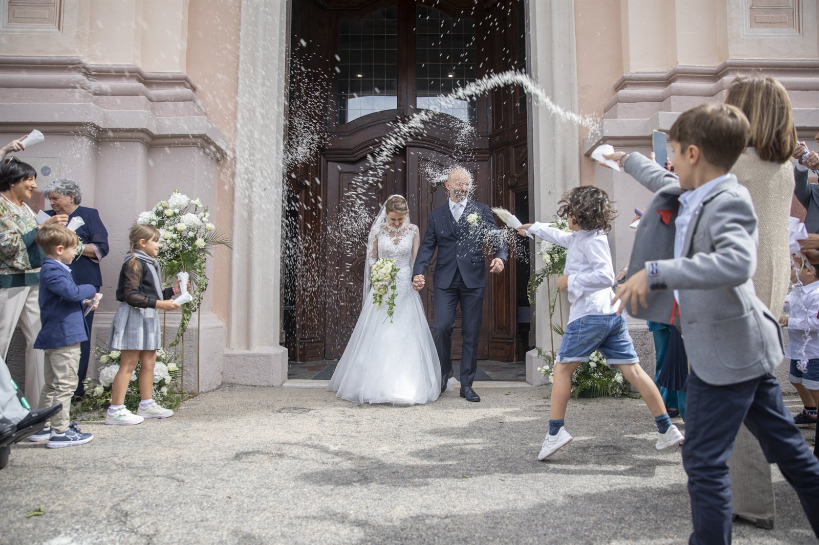 Il lancio del riso all'uscita dalla chiesa, matrimonio a Stresa sul Lago Maggiore