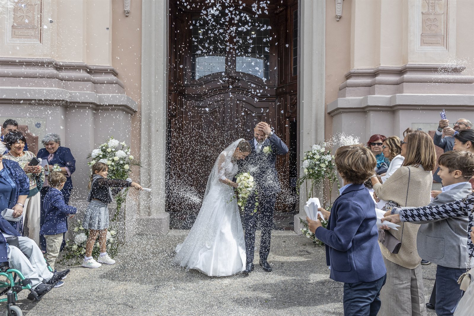 Ancora riso, gli sposi ridono sulla soglia Ancora riso, gli sposi ridono sulla soglia