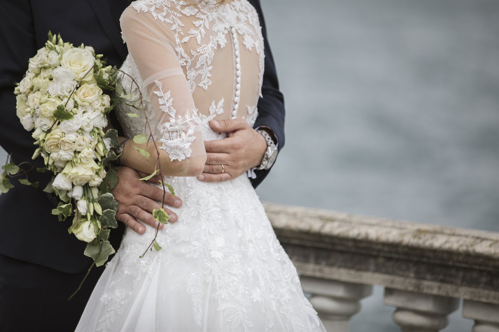 Il bouquet appoggiato alla balaustra Il bouquet appoggiato alla balaustra