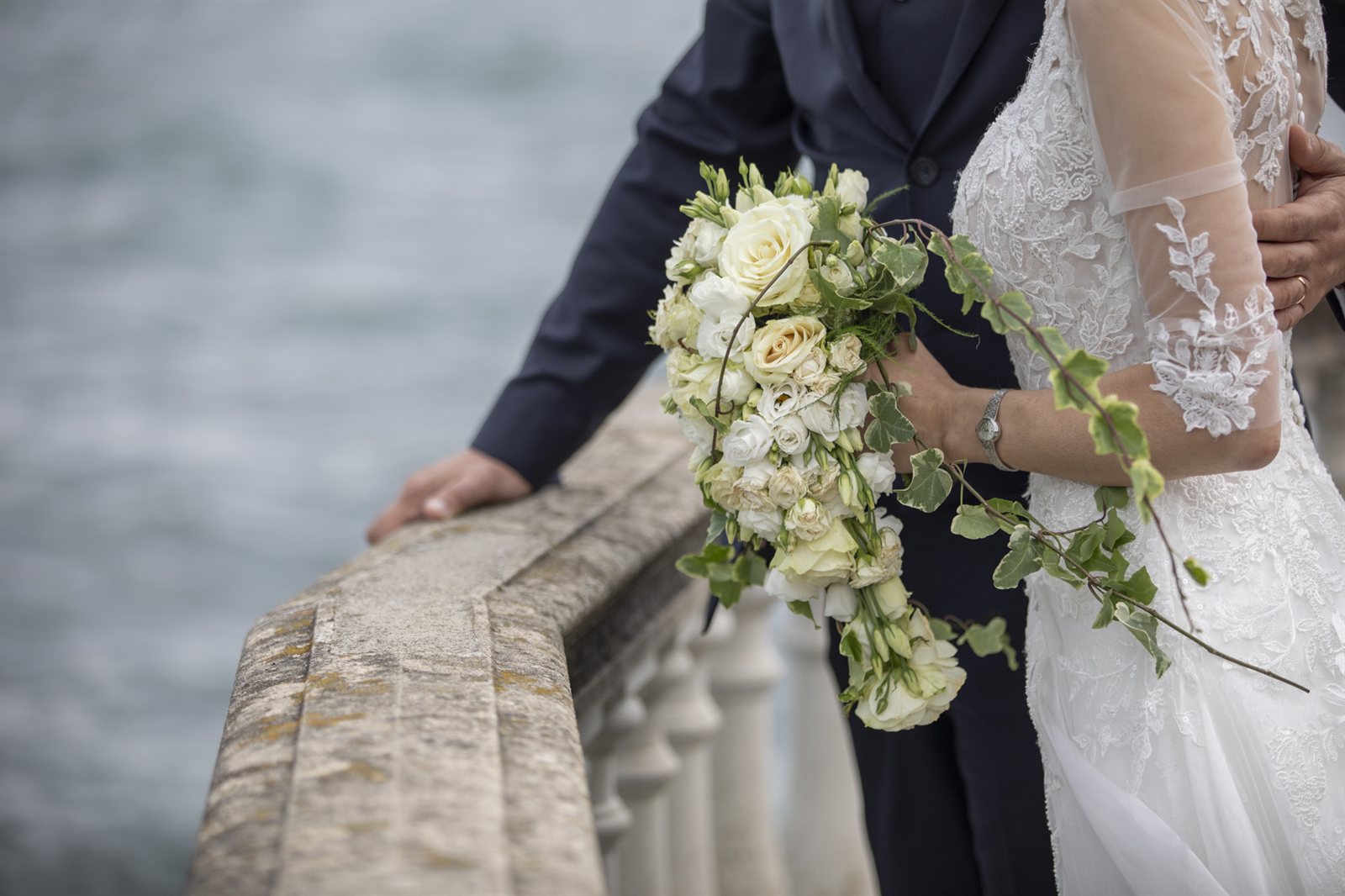 Il bouquet sulla balaustra, il lago dietro Il bouquet sulla balaustra, il lago dietro
