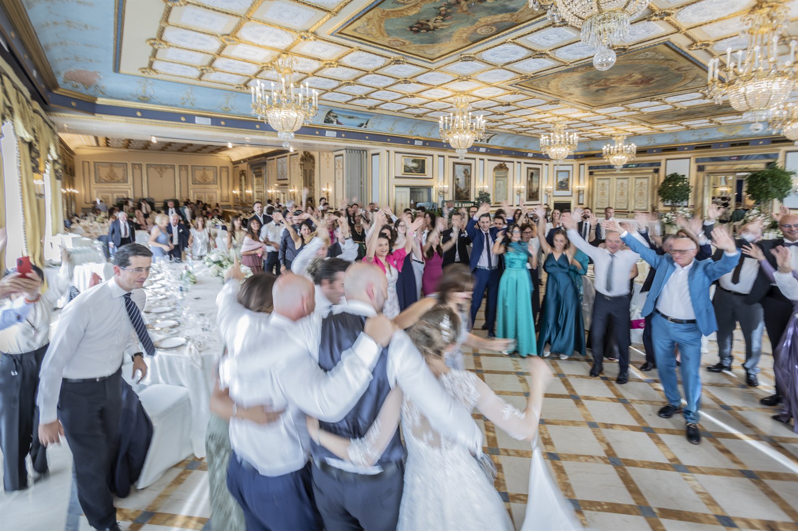 La sala da ballo affollata, sotto il soffitto dorato La sala da ballo affollata, sotto il soffitto dorato