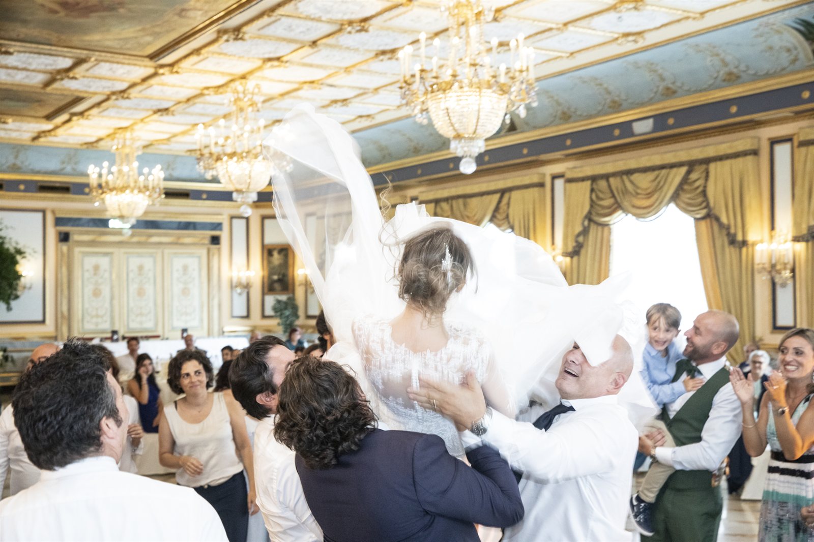 Il ballo nella sala, con il velo che vola Il ballo nella sala, con il velo che vola