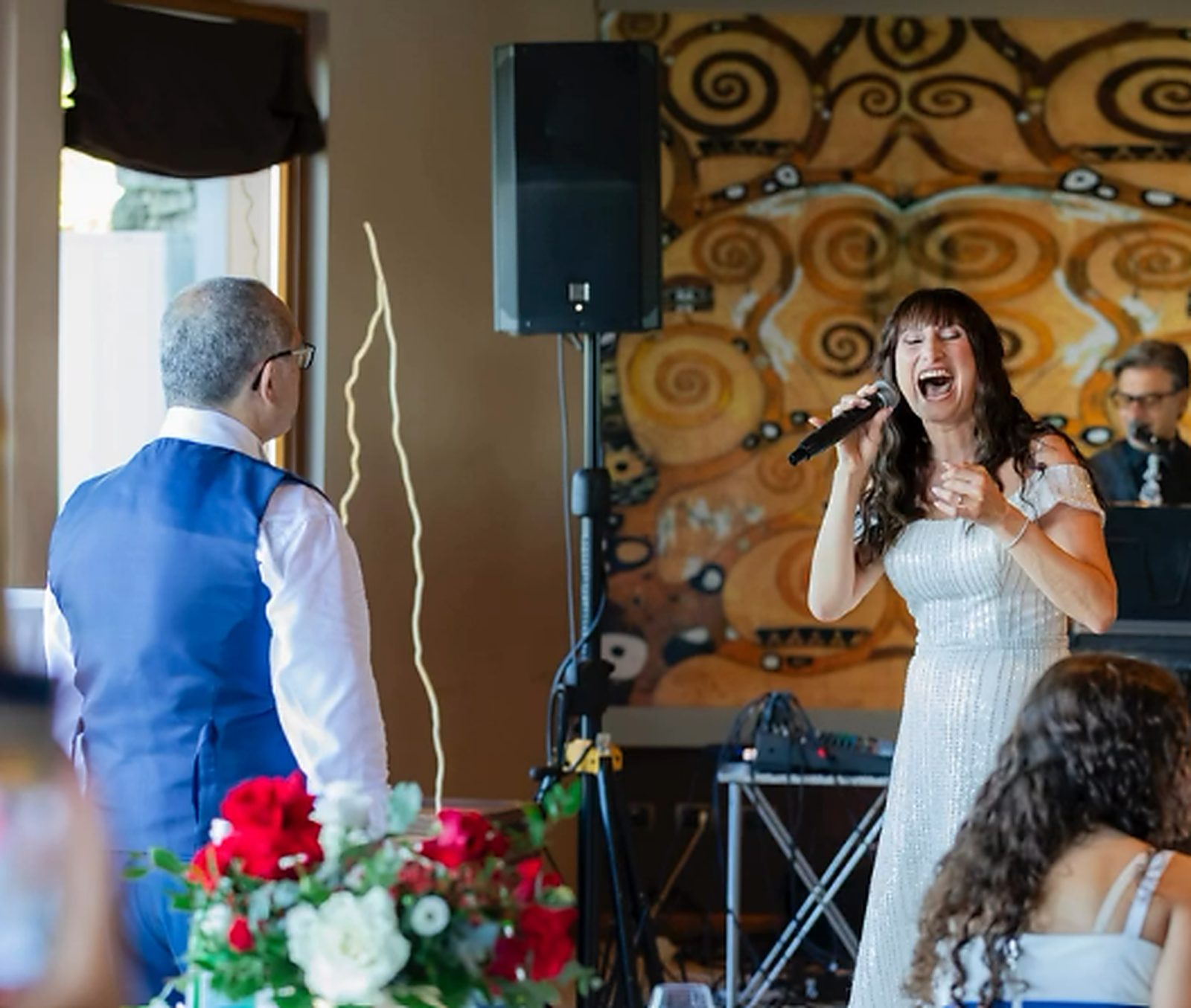 La sposa canta al microfono davanti agli invitati La sposa canta al microfono davanti agli invitati