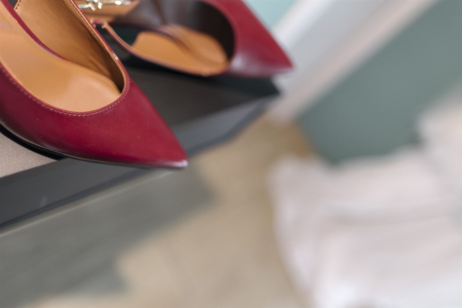 Le scarpe rosse della sposa accanto al velo Le scarpe rosse della sposa accanto al velo