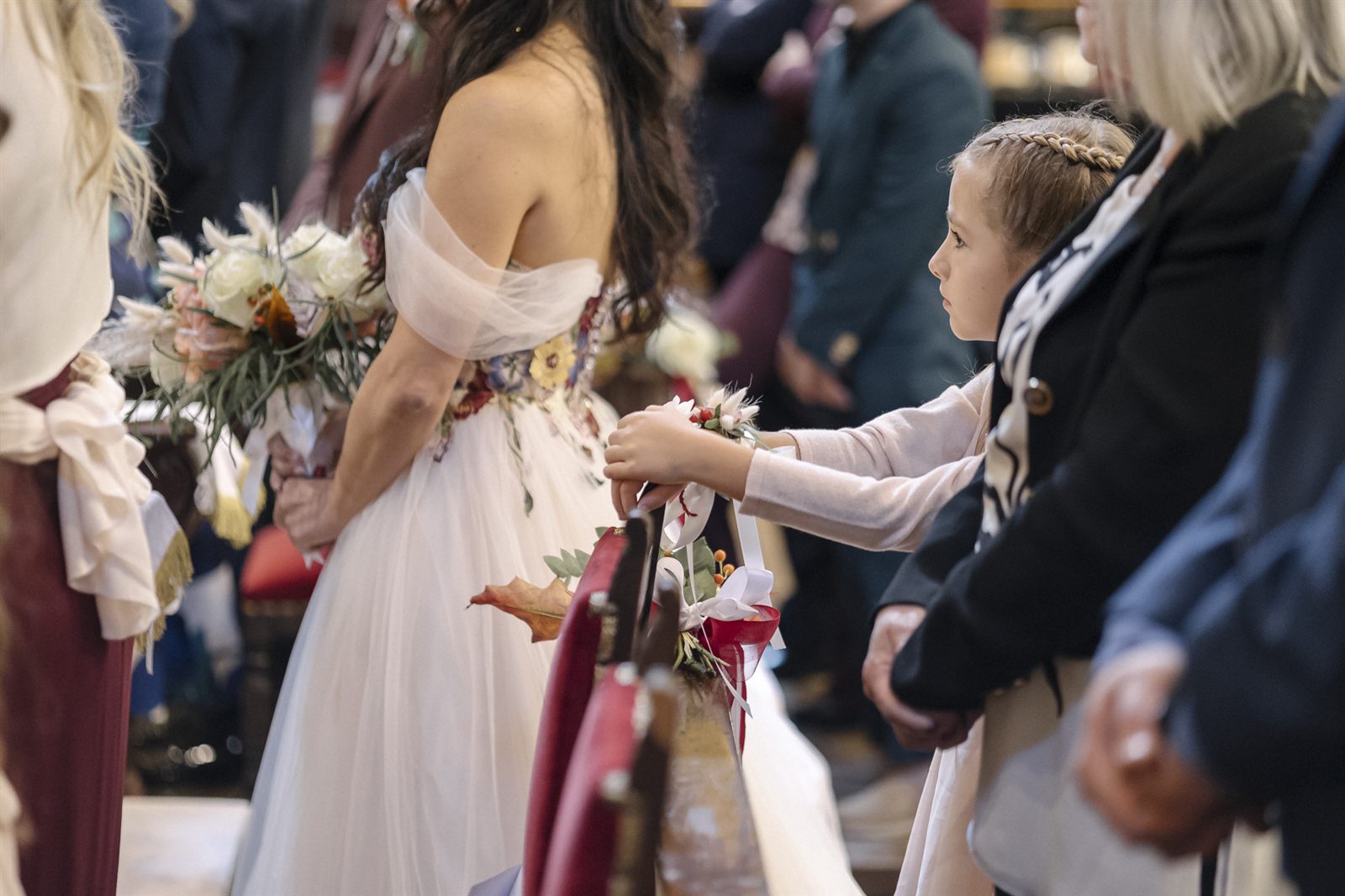 Gli invitati lanciano petali agli sposi in uscita dalla chiesa Gli invitati lanciano petali agli sposi in uscita dalla chiesa