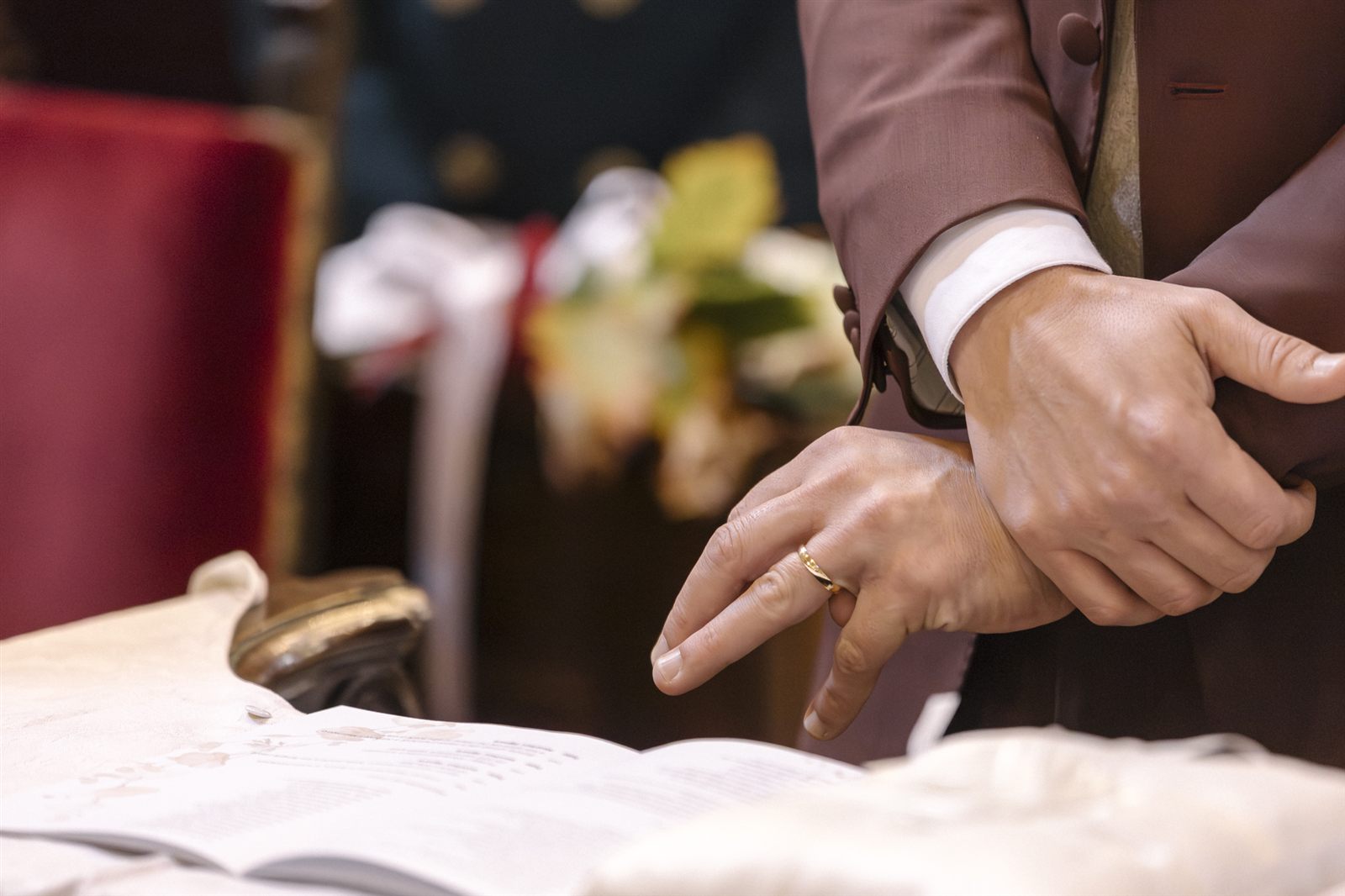 Le mani degli sposi sul libro delle firme Le mani degli sposi sul libro delle firme