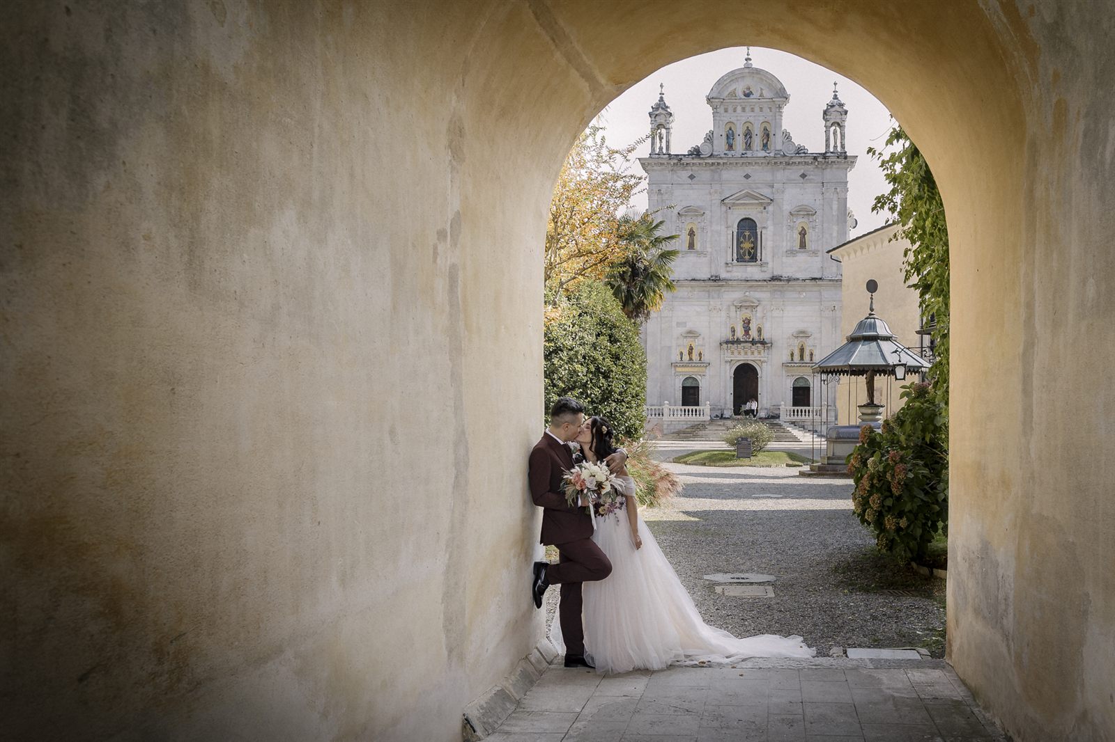 The newlyweds among the porticoes of the Sacro Monte di Varallo
