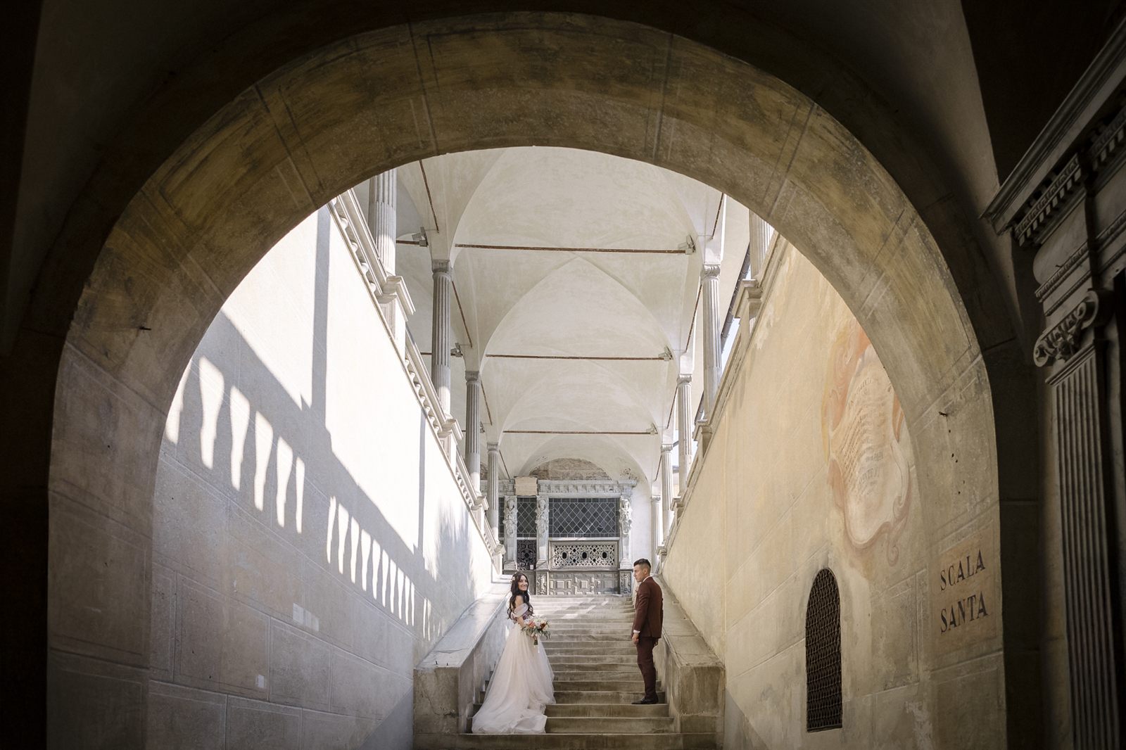 Gli sposi nel chiostro del Sacro Monte di Varallo Gli sposi nel chiostro del Sacro Monte di Varallo