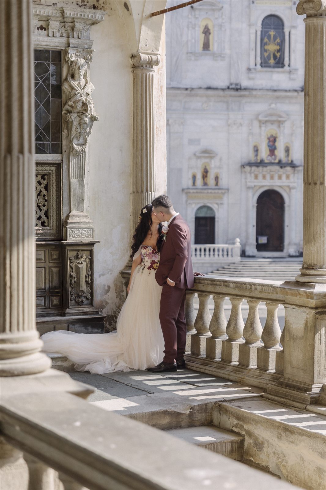 Gli sposi sulla scalinata della basilica del Sacro Monte