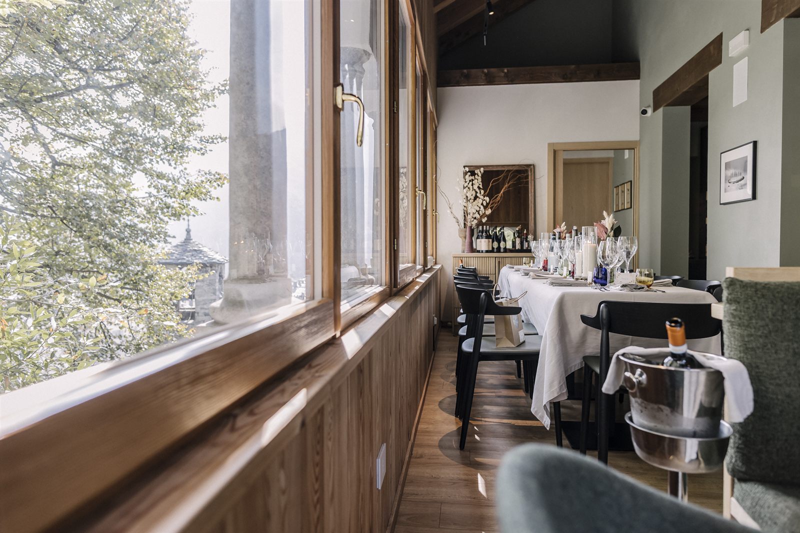 Interno del ristorante con vista sui tetti del borgo Interno del ristorante con vista sui tetti del borgo