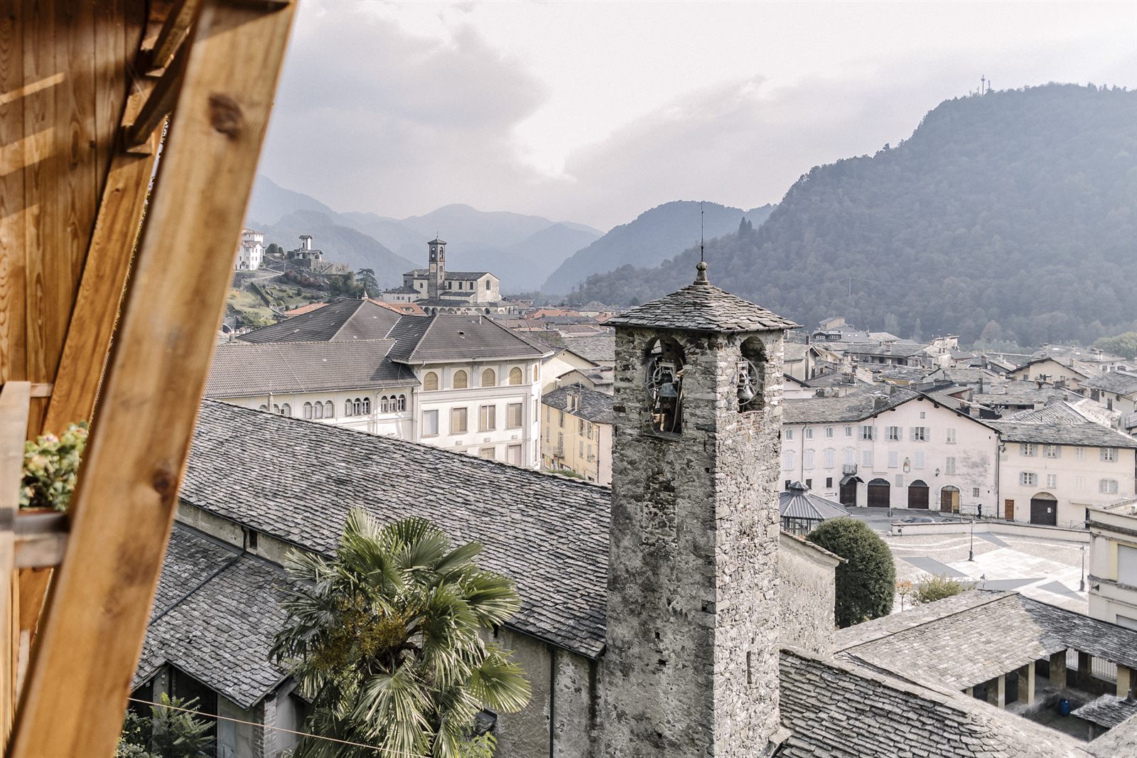 Gli sposi sulla terrazza con vista sui tetti di Varallo Gli sposi sulla terrazza con vista sui tetti di Varallo