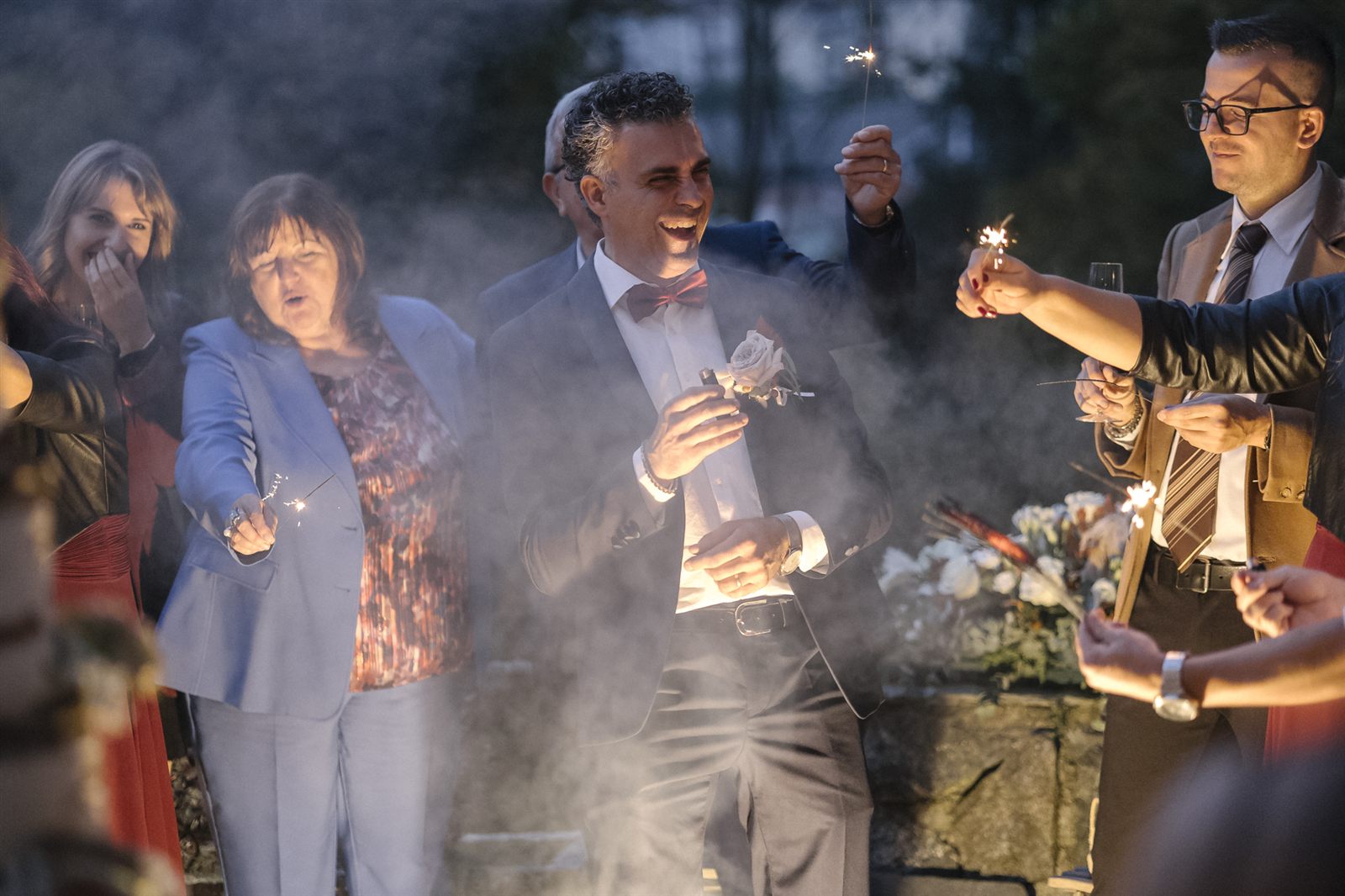 Gli invitati brindano con le stelle filanti accese Gli invitati brindano con le stelle filanti accese