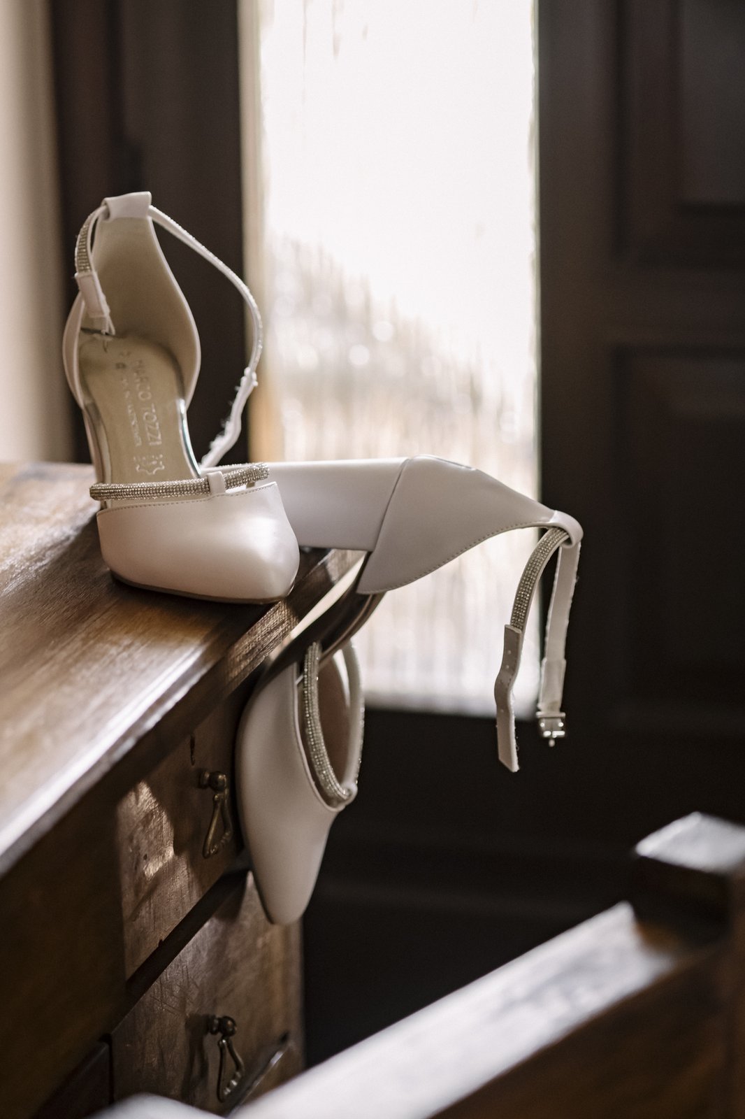 Le scarpe della sposa appoggiate al davanzale Le scarpe della sposa appoggiate al davanzale