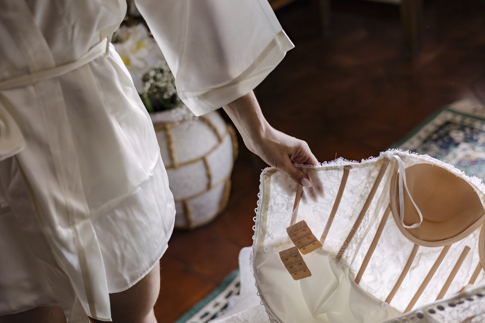 La sposa apre la scatola con il corsetto La sposa apre la scatola con il corsetto