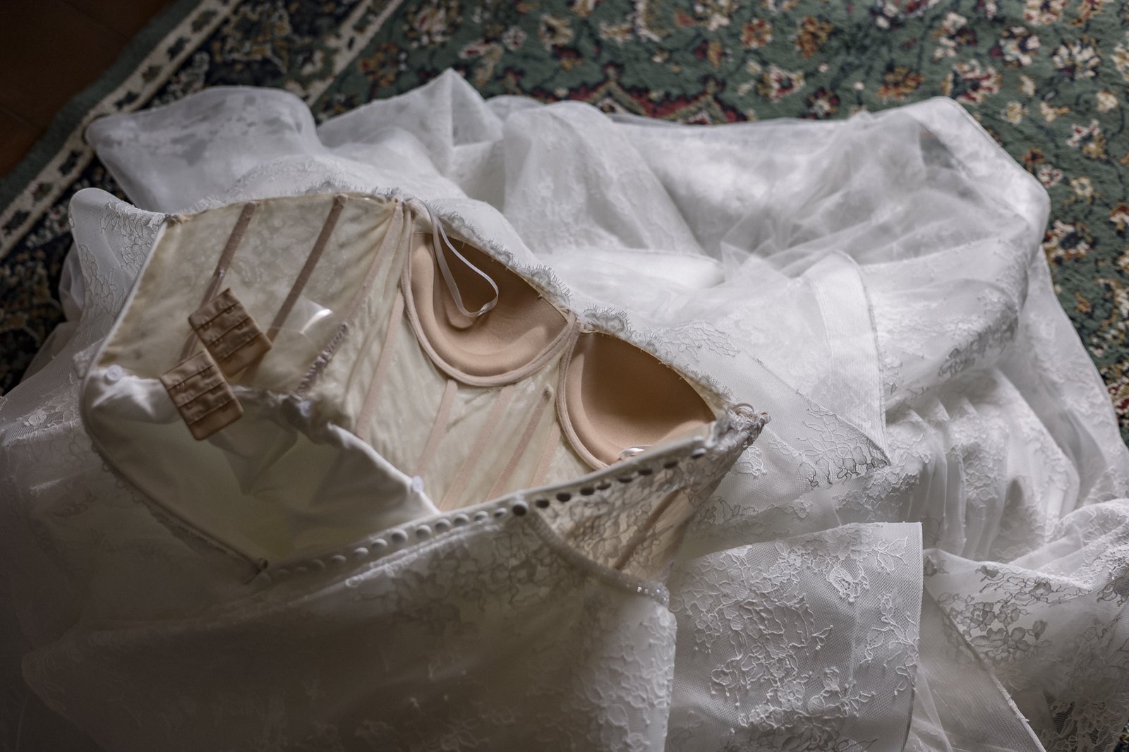 Il corsetto della sposa tra il tulle Il corsetto della sposa tra il tulle