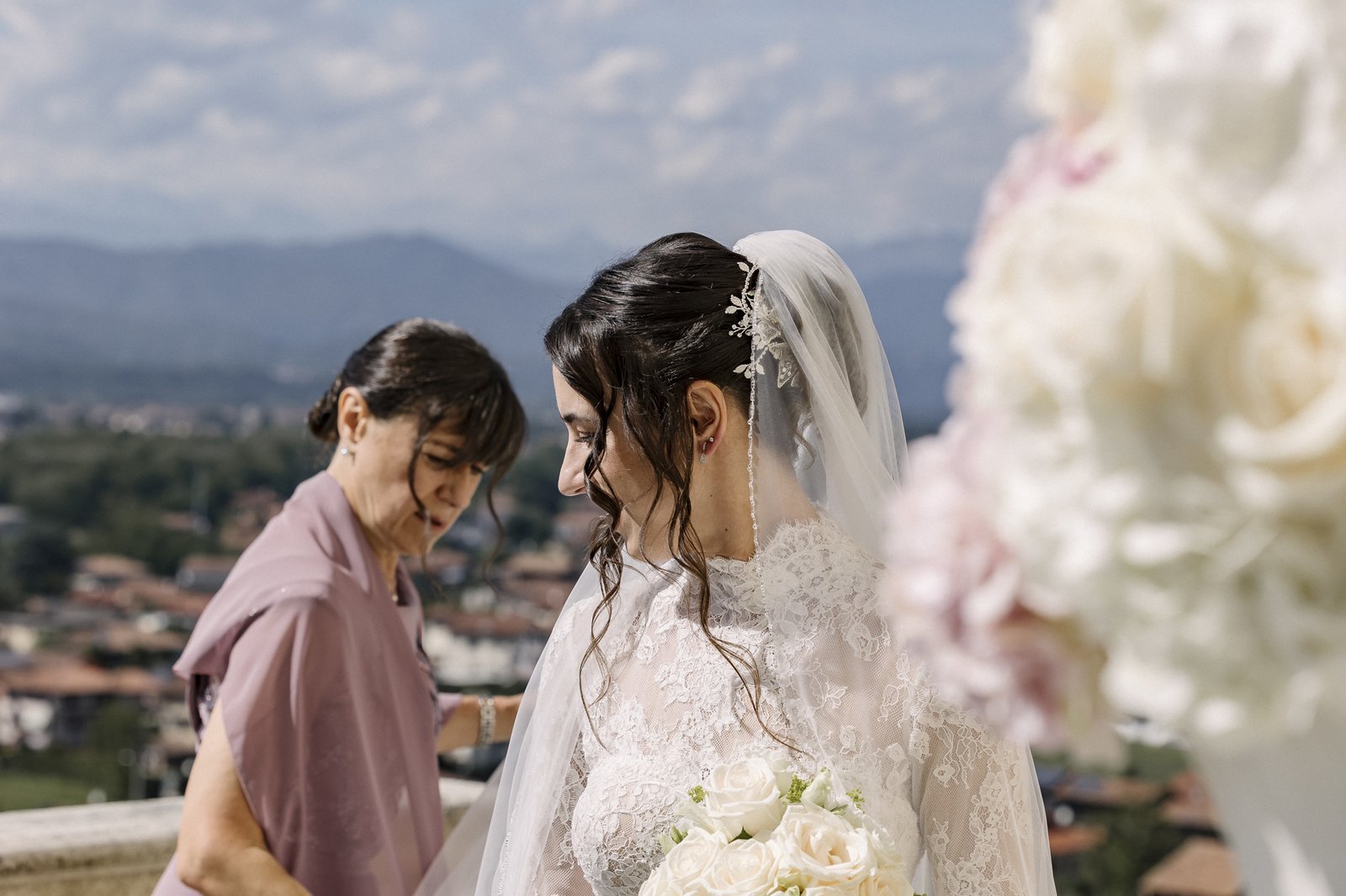 La sposa con la madre sul sagrato, le montagne sullo sfondo La sposa con la madre sul sagrato, le montagne sullo sfondo