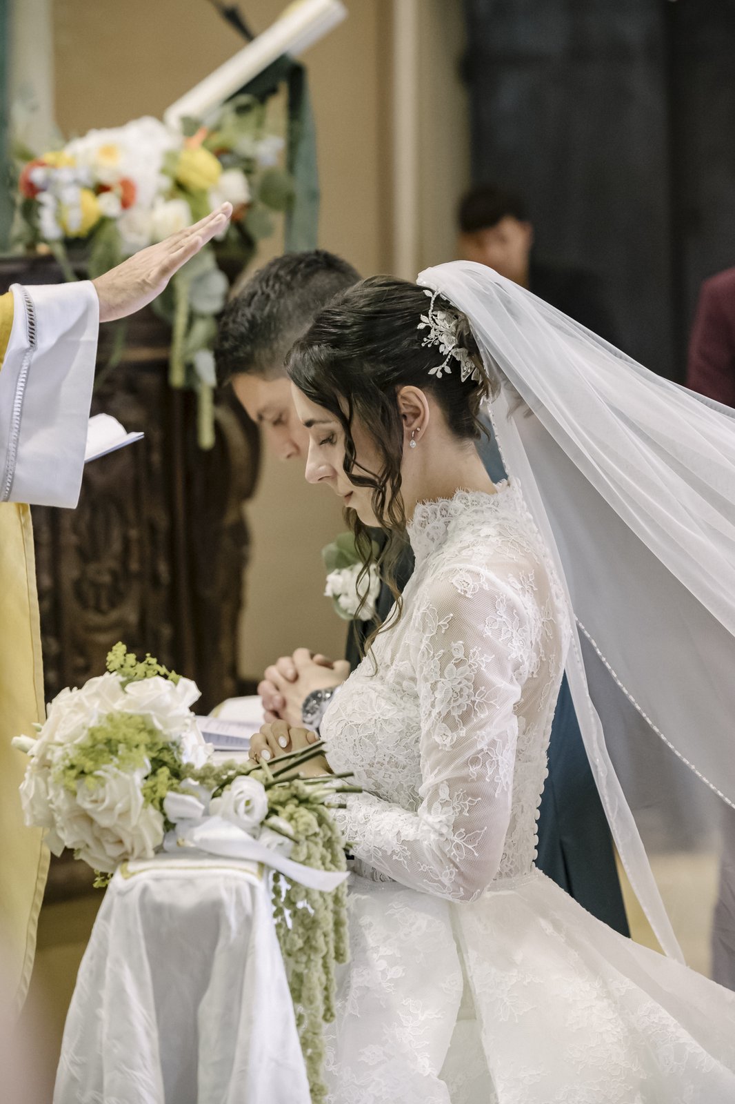 La sposa durante la benedizione all'altare La sposa durante la benedizione all'altare