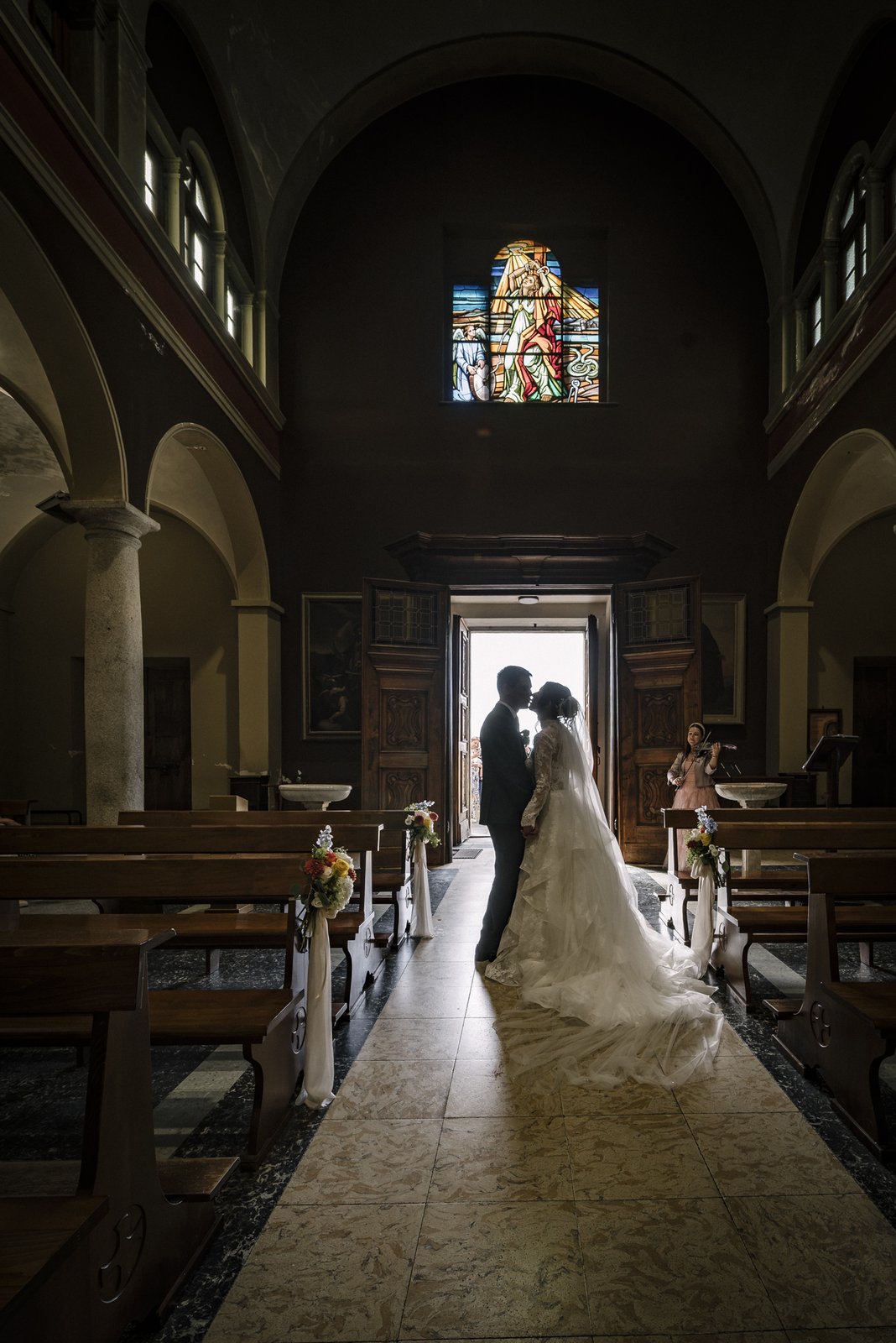 Gli sposi controluce sulla porta della chiesa Gli sposi controluce sulla porta della chiesa