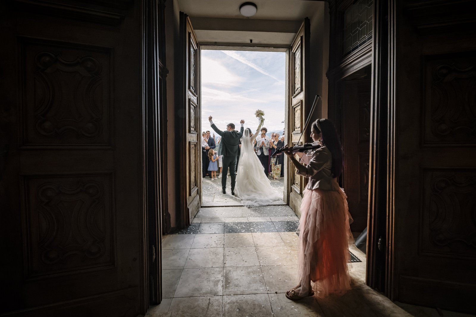 L'uscita degli sposi vista dall'interno della chiesa L'uscita degli sposi vista dall'interno della chiesa