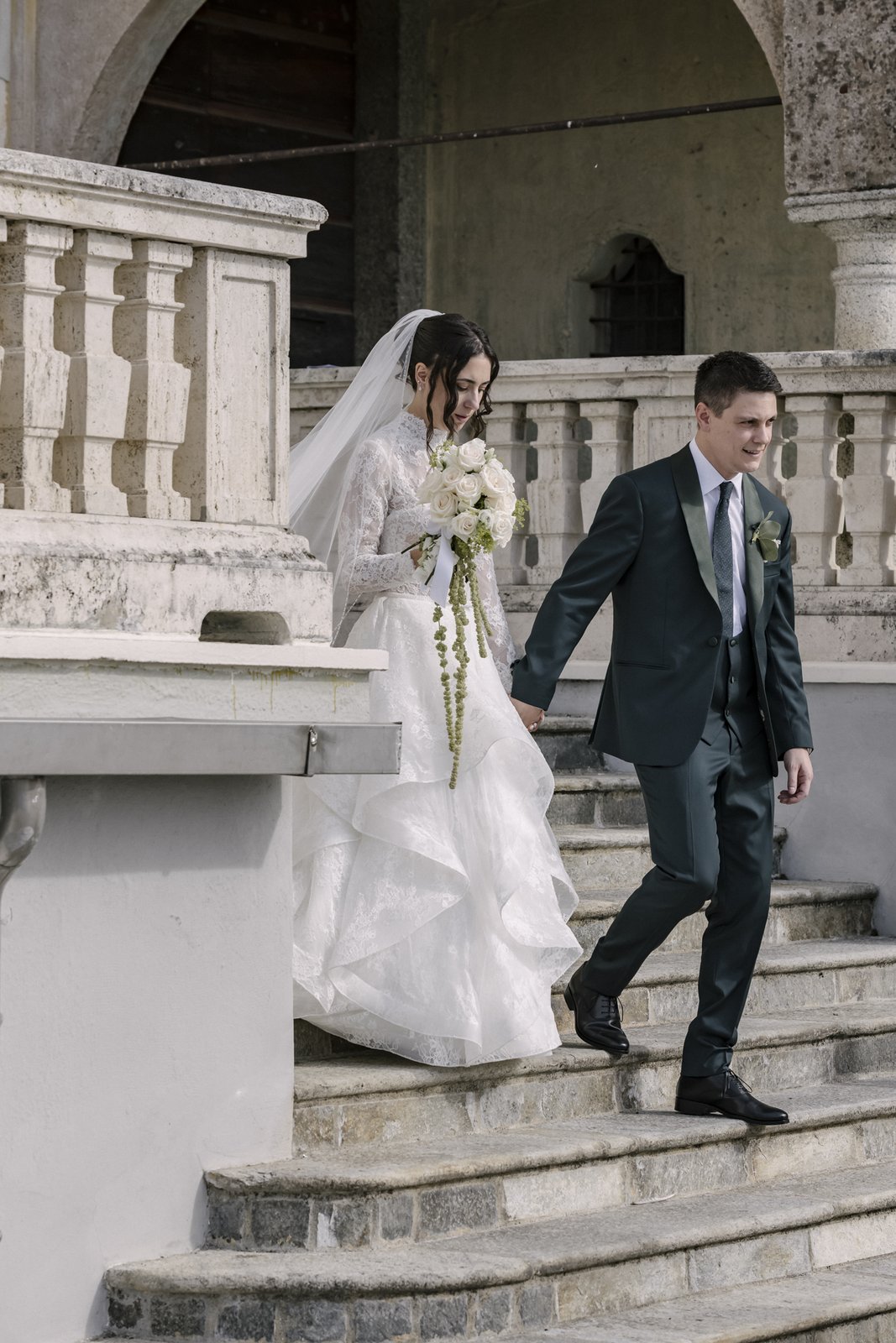Gli sposi scendono la scalinata della chiesa Gli sposi scendono la scalinata della chiesa