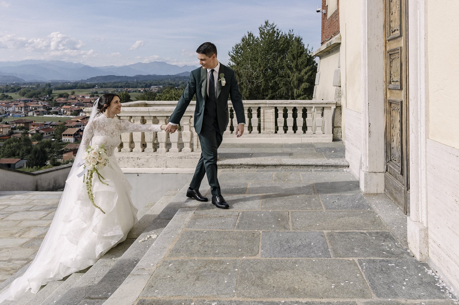 Gli sposi camminano sulla terrazza della chiesa Gli sposi camminano sulla terrazza della chiesa