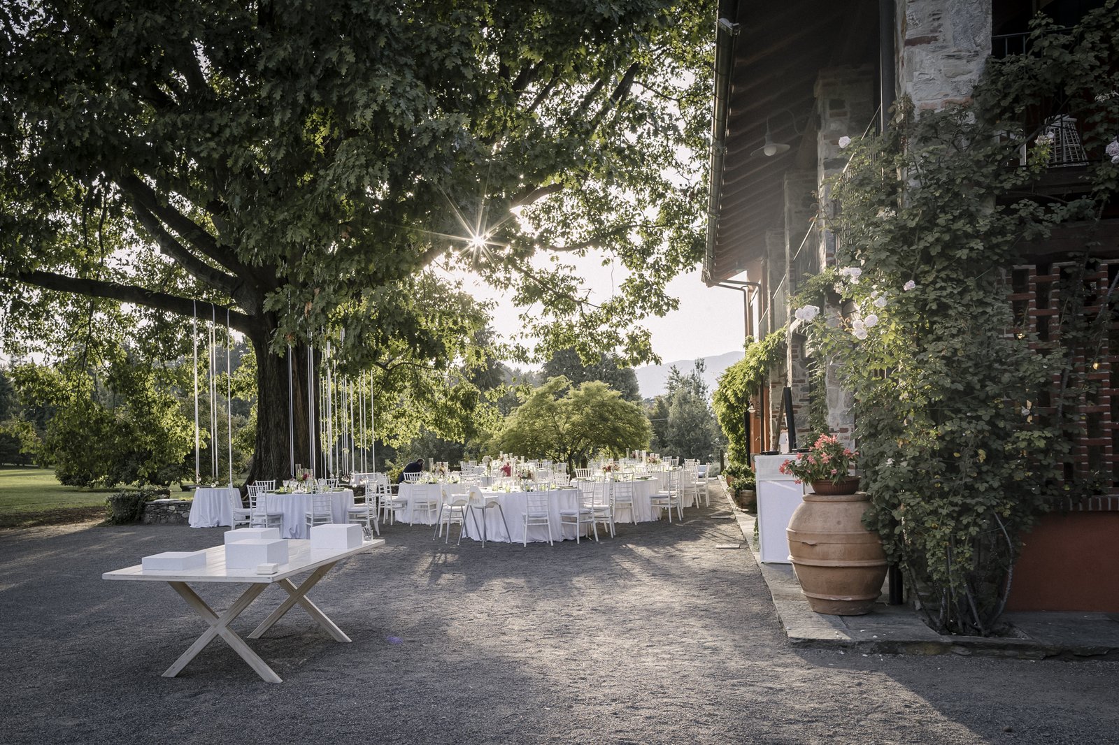 I tavoli della cena sotto la grande quercia del parco