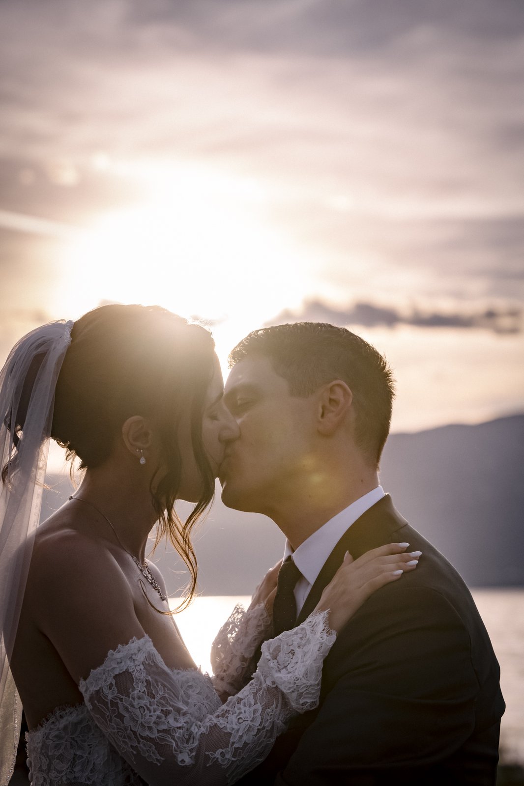 Il bacio controluce al tramonto sul lago Il bacio controluce al tramonto sul lago