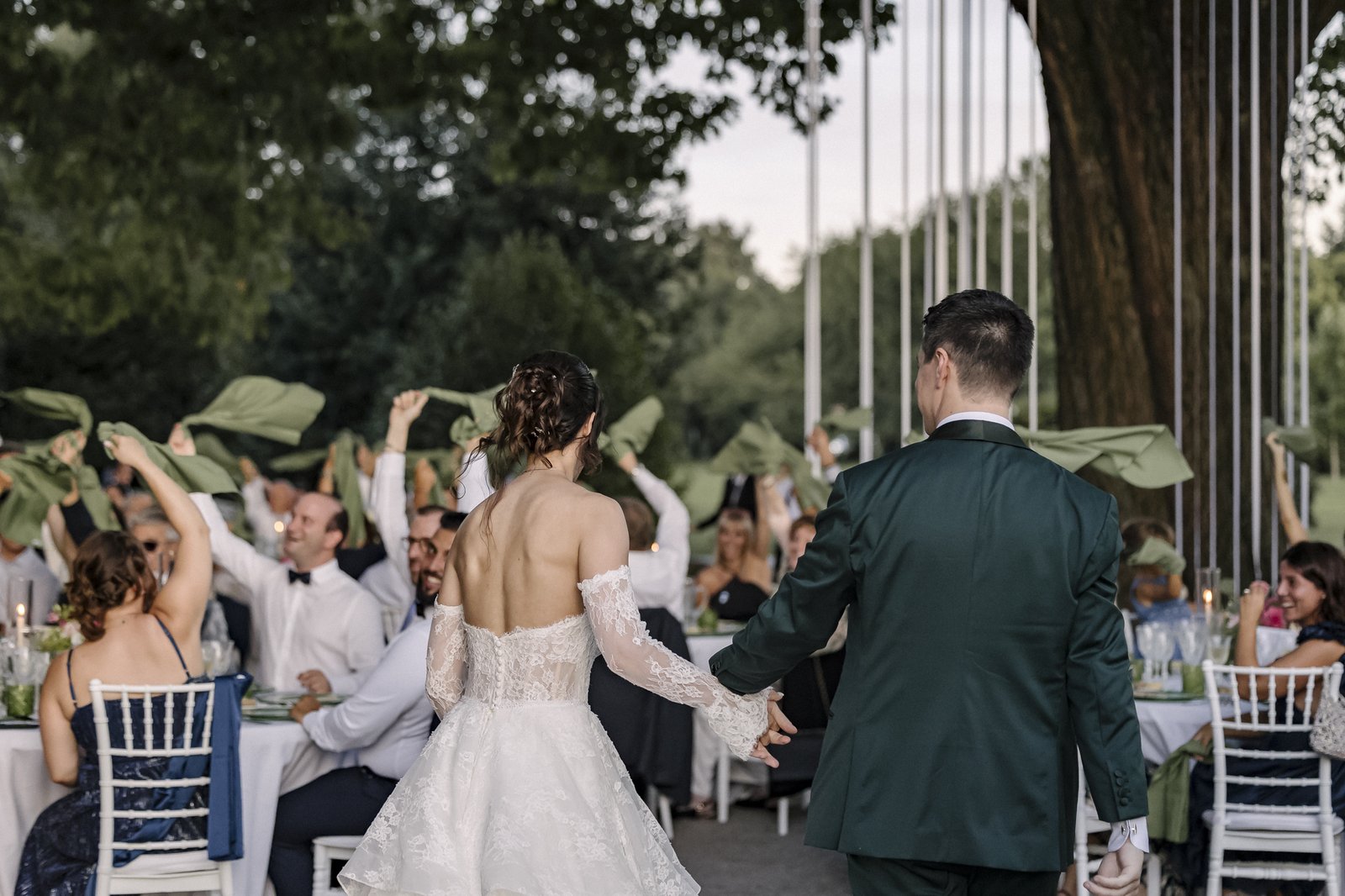 Gli invitati sventolano i tovaglioli all'arrivo degli sposi Gli invitati sventolano i tovaglioli all'arrivo degli sposi
