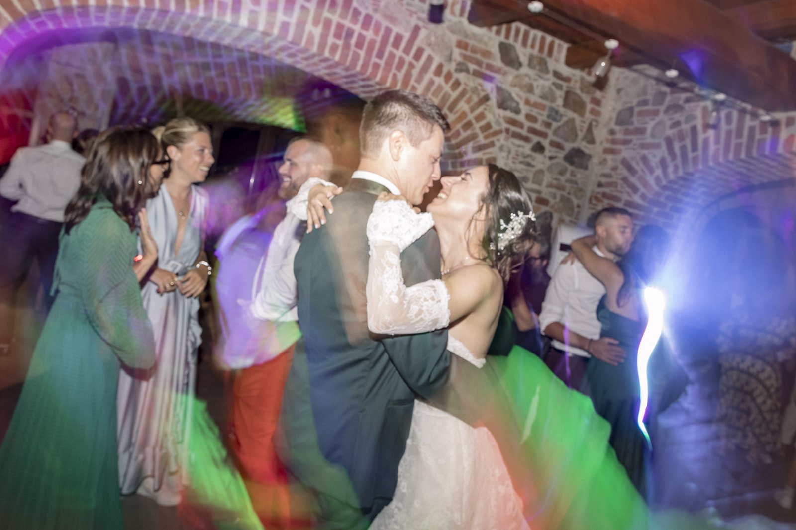 Gli sposi ballano tra gli invitati Gli sposi ballano tra gli invitati
