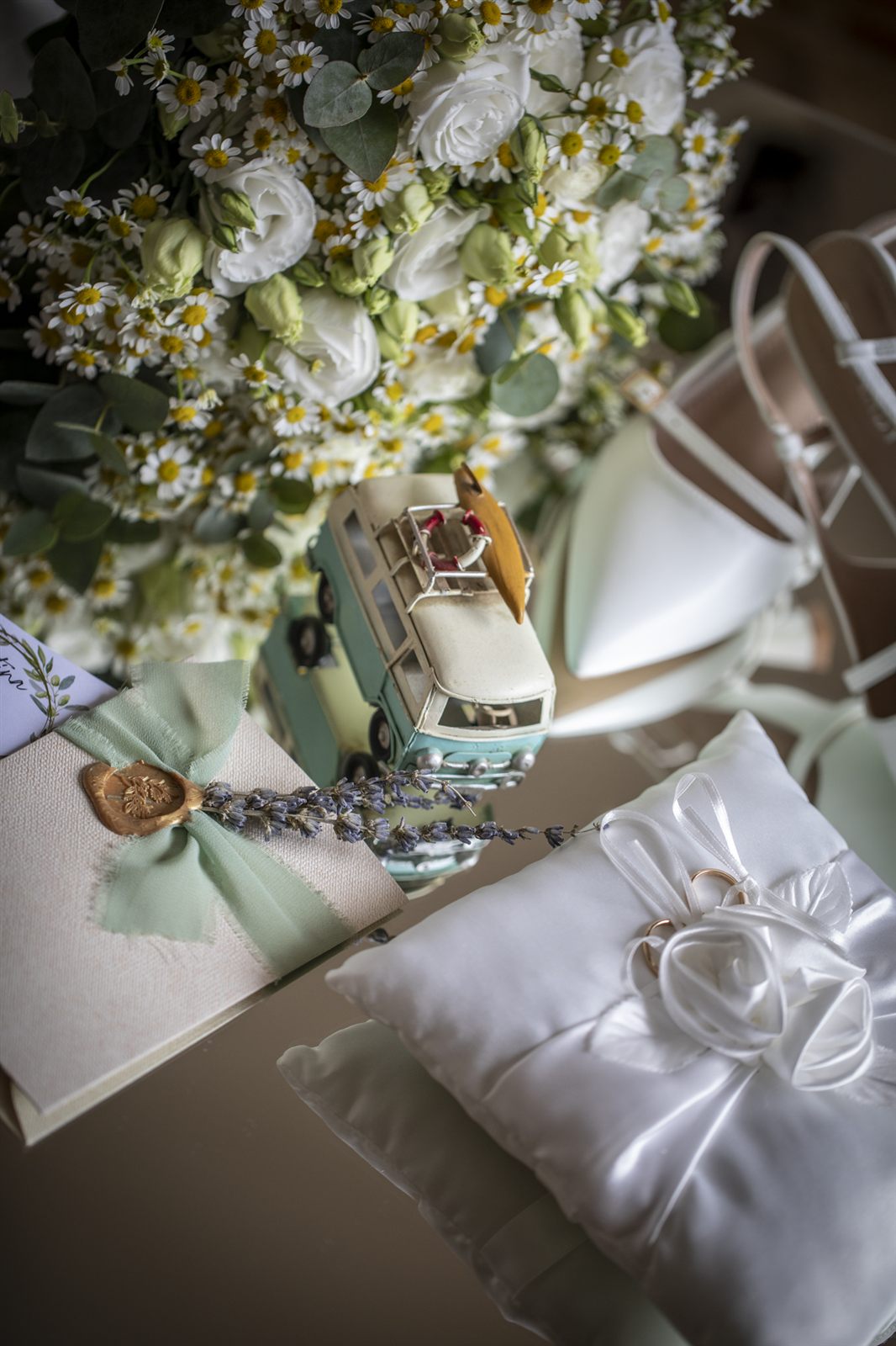 Dettaglio del bouquet e delle fedi su un cuscino Dettaglio del bouquet e delle fedi su un cuscino