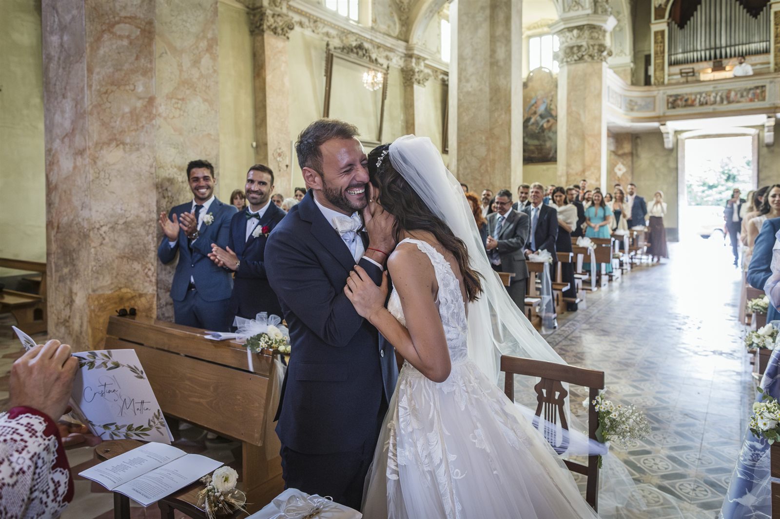 La cerimonia in chiesa con gli invitati La cerimonia in chiesa con gli invitati