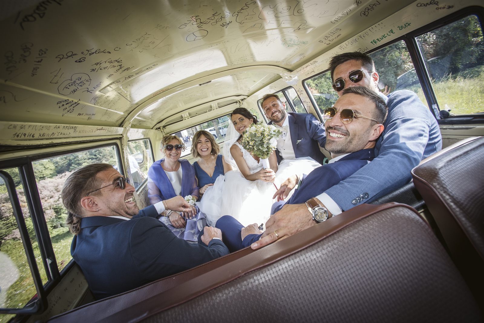 Gli invitati a bordo di un pulmino d'epoca Gli invitati a bordo di un pulmino d'epoca