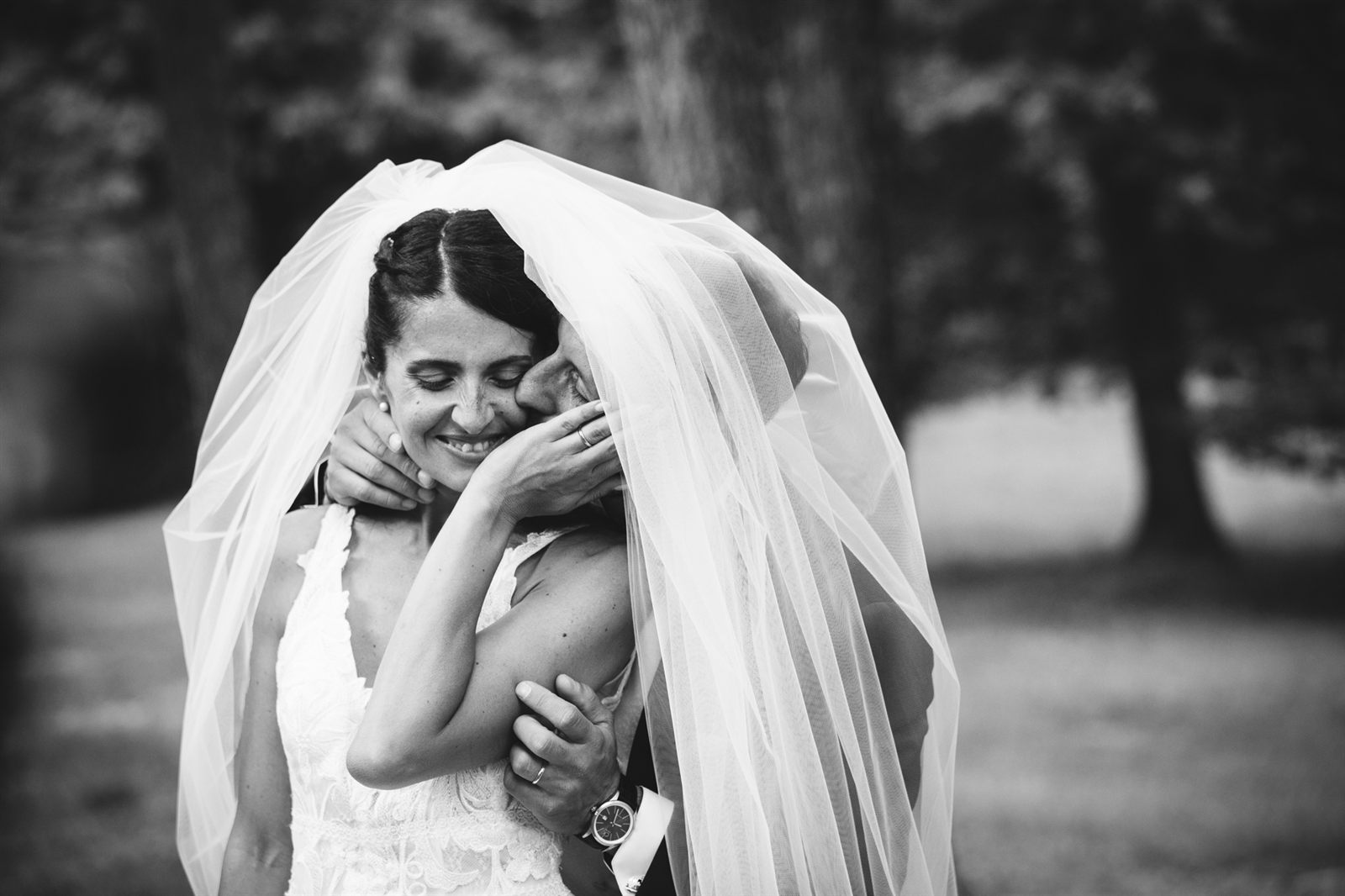 Ritratto della sposa avvolta nel velo, bianco e nero Ritratto della sposa avvolta nel velo, bianco e nero