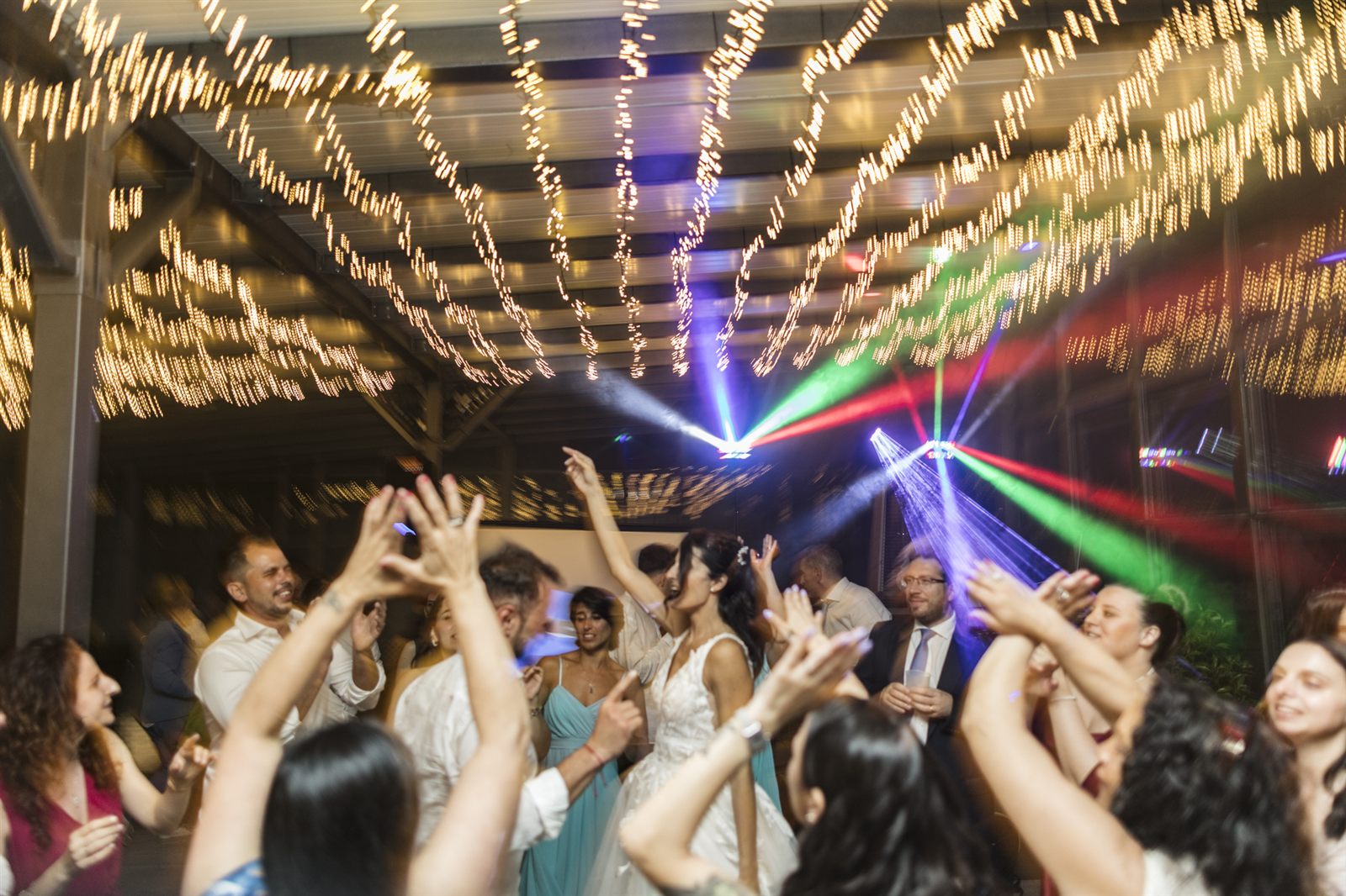 Gli invitati ridono e brindano durante la festa Gli invitati ridono e brindano durante la festa