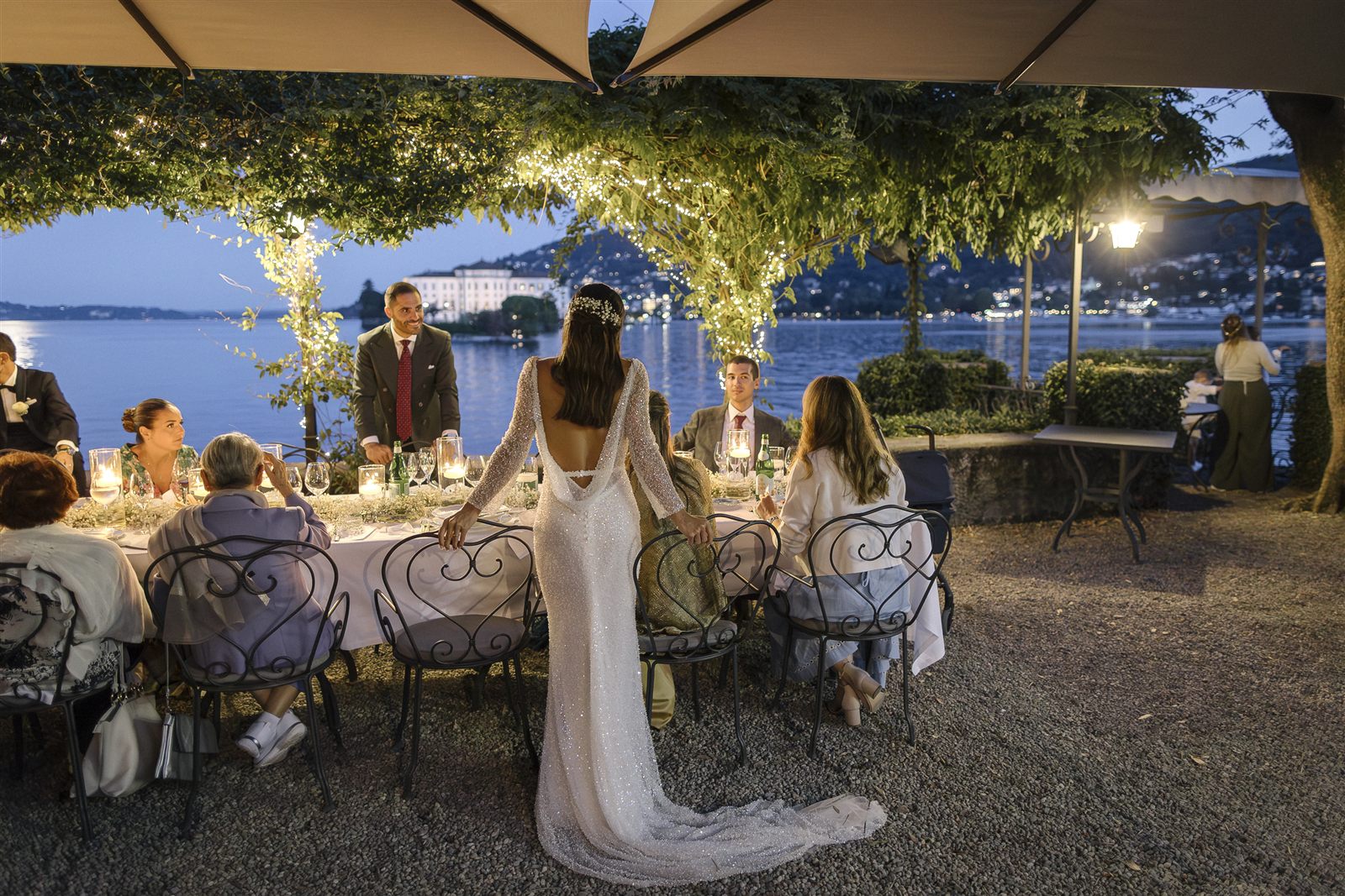 Gli invitati a cena in giardino affacciati sul lago