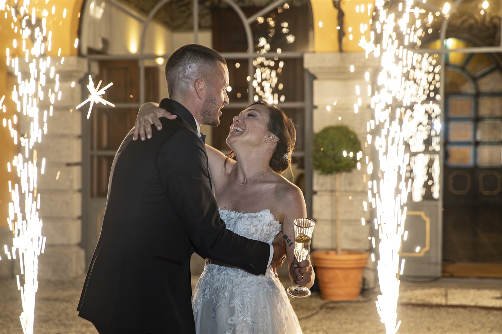 Il bacio tra le fontane di scintille, davanti alla villa