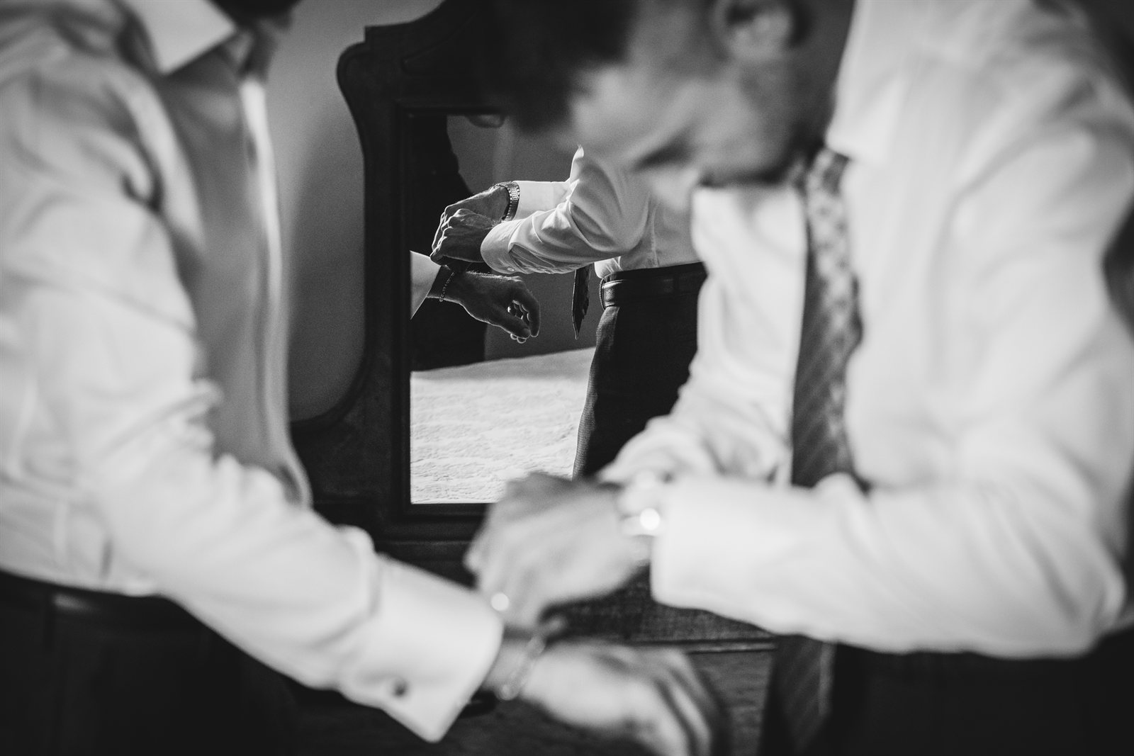 Le mani dello sposo con il cofanetto, bianco e nero Le mani dello sposo con il cofanetto, bianco e nero