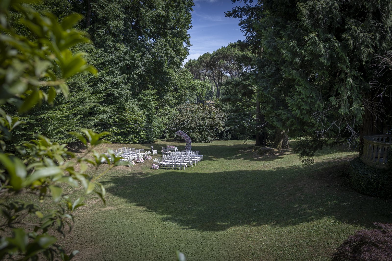 Il giardino con le sedie pronte per la cerimonia Il giardino con le sedie pronte per la cerimonia