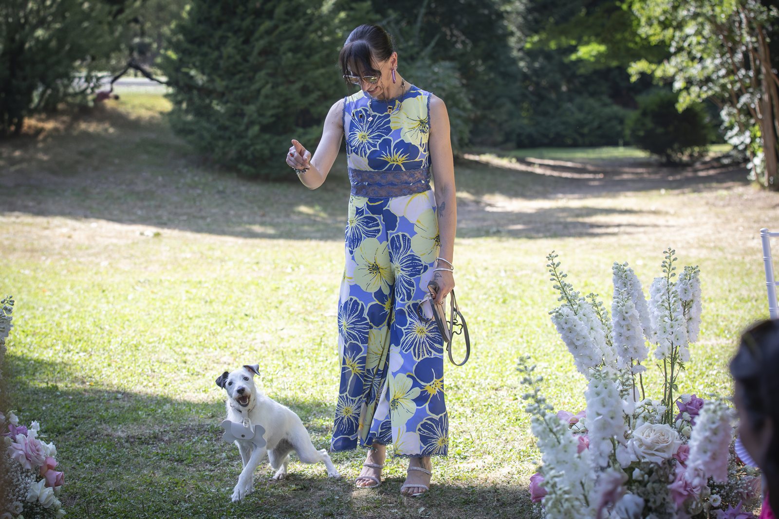 Un'invitata con il cane sul prato Un'invitata con il cane sul prato