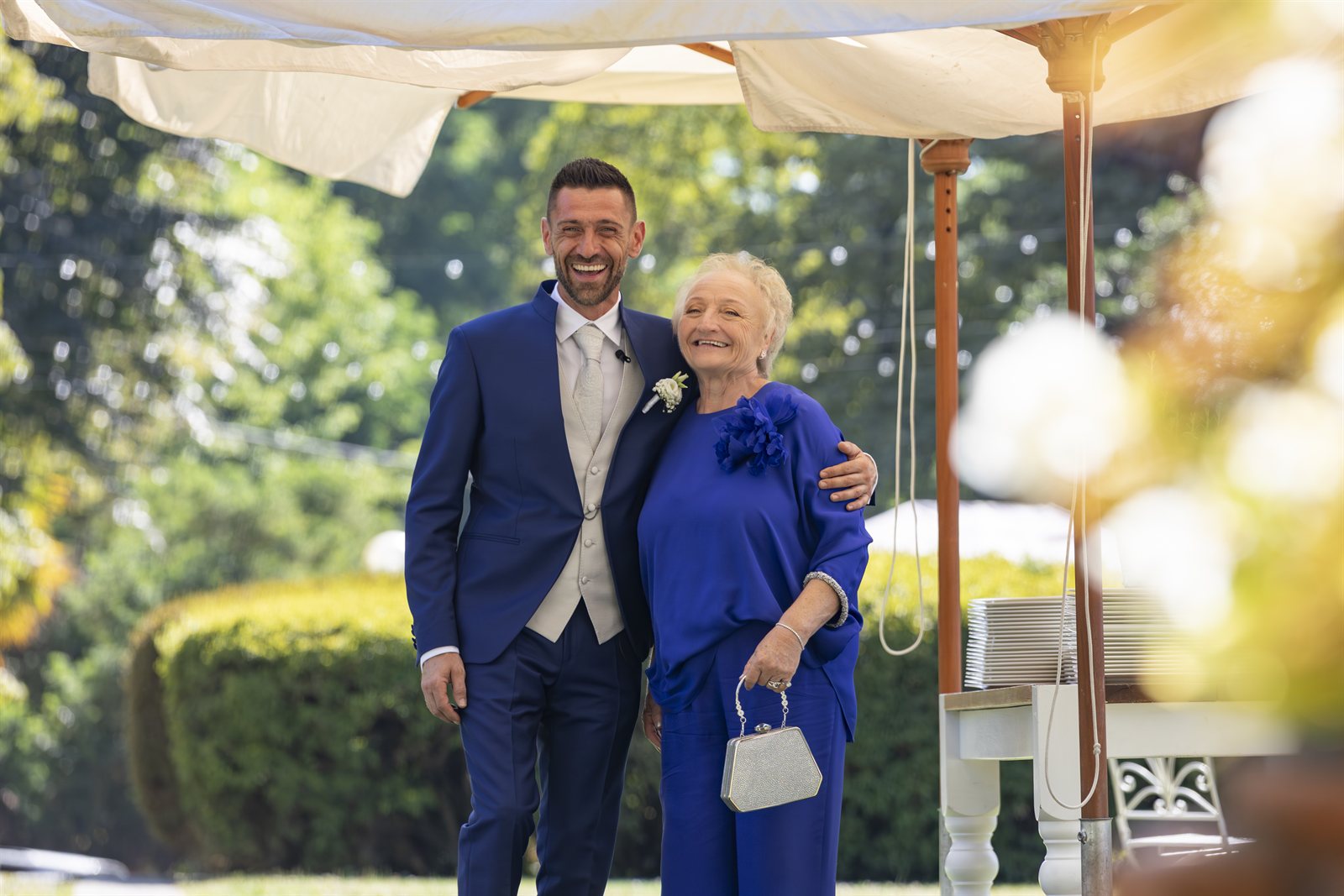 Lo sposo aspetta sotto il gazebo, con un'invitata al braccio Lo sposo aspetta sotto il gazebo, con un'invitata al braccio