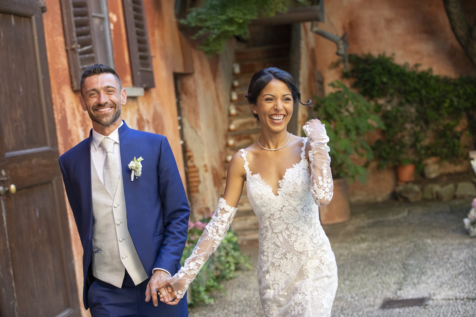 Gli sposi ridono sulla porta della villa Gli sposi ridono sulla porta della villa